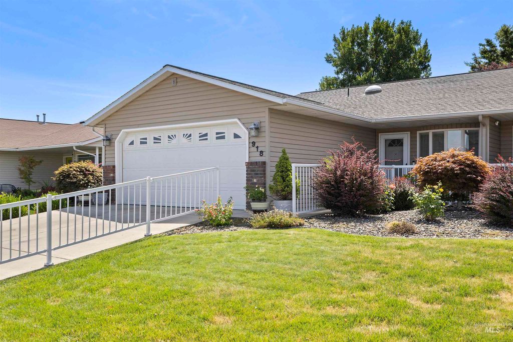 Photo of 918 Tamarack Dr, Lewiston, ID 83501 (MLS # 98957794)