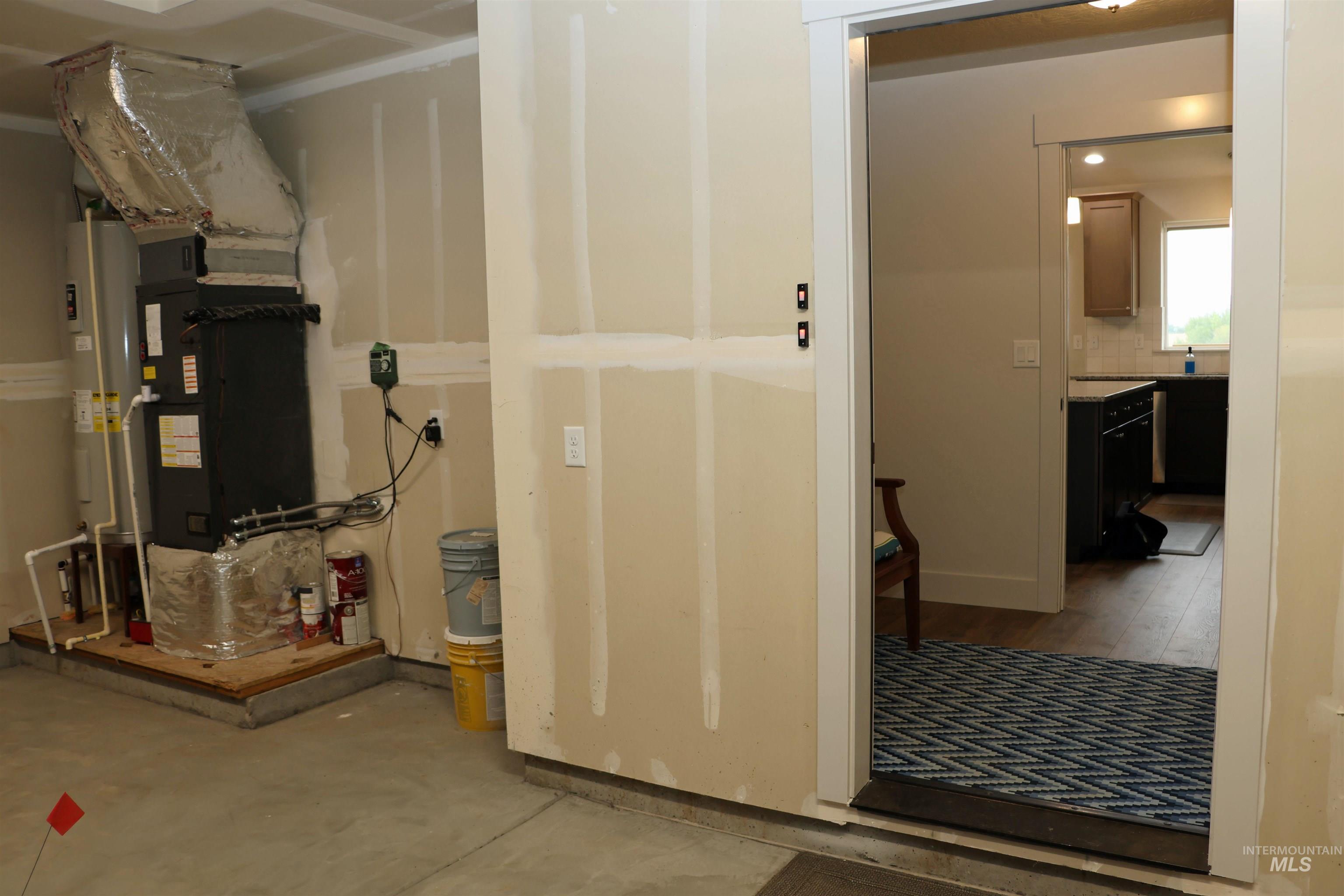 Utility room with heating unit and water heater