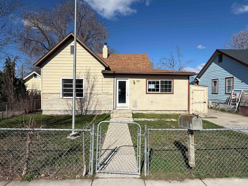 Photo of 1111 14th Ave S Ave, Nampa, ID 83651 (MLS # 98978120)