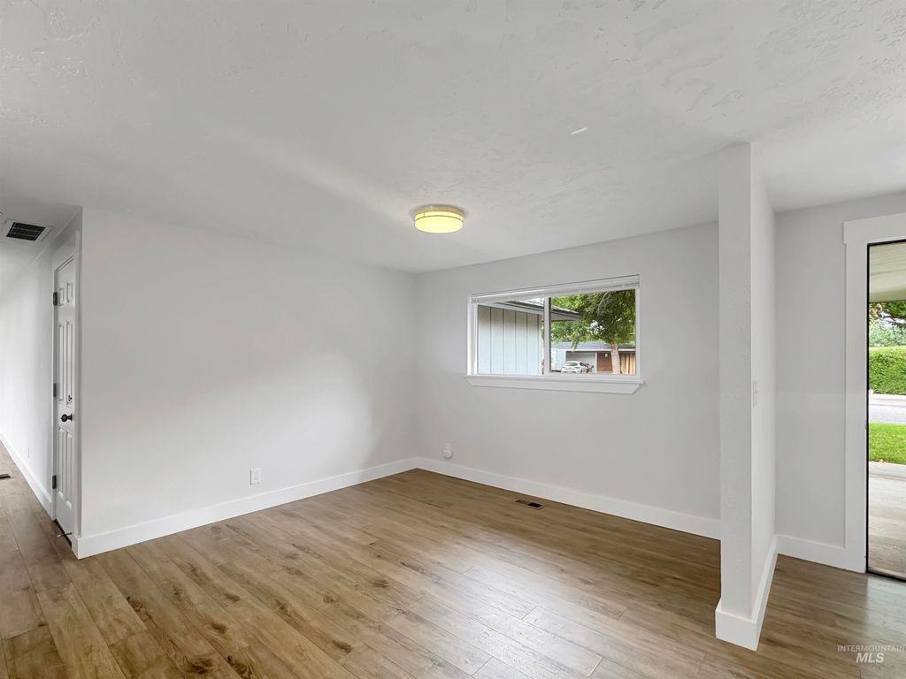 Photo of 8785 W Pembrook Dr, Boise, ID 83704 (MLS # 98991305)