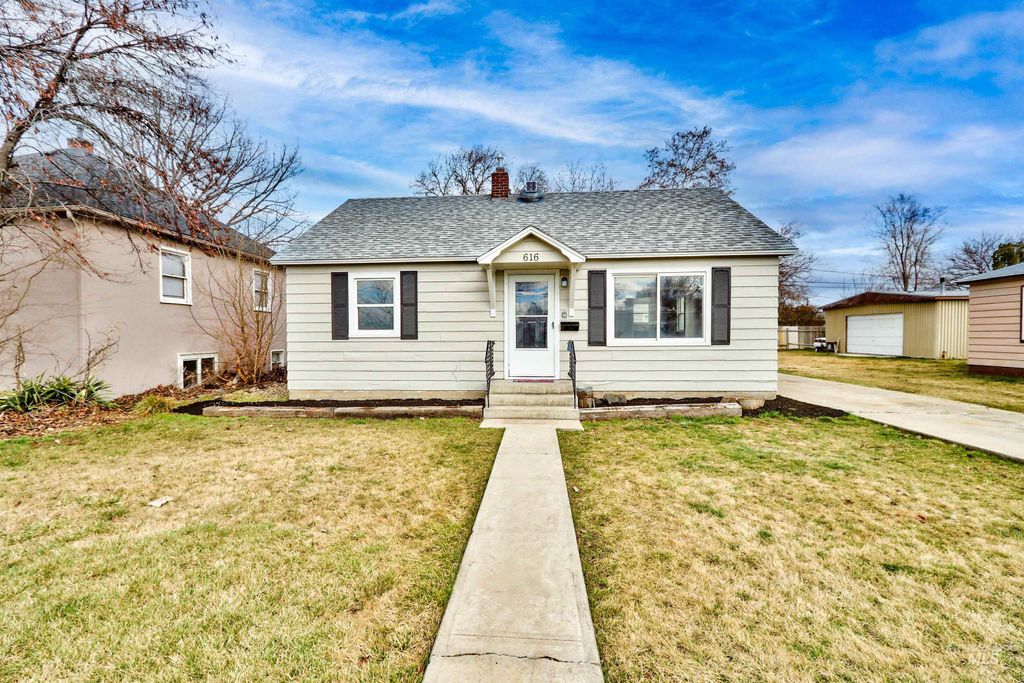 Photo of 616 S Canyon St, Nampa, ID 83686 (MLS # 98977064)