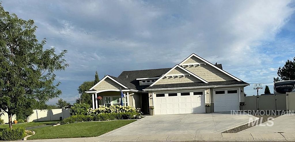 Photo of 319 Sunderland St, Caldwell, ID 83605 (MLS # 98973641)