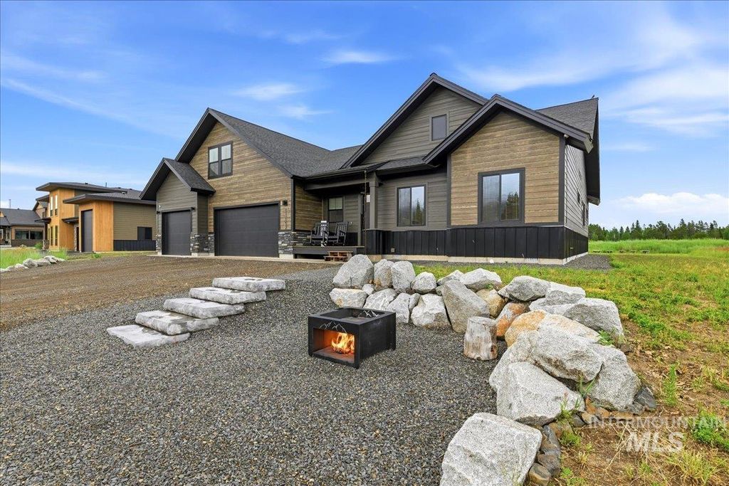 Photo of 13152 Hawks Bay Rd, Donnelly, ID 83615 (MLS # 98992433)