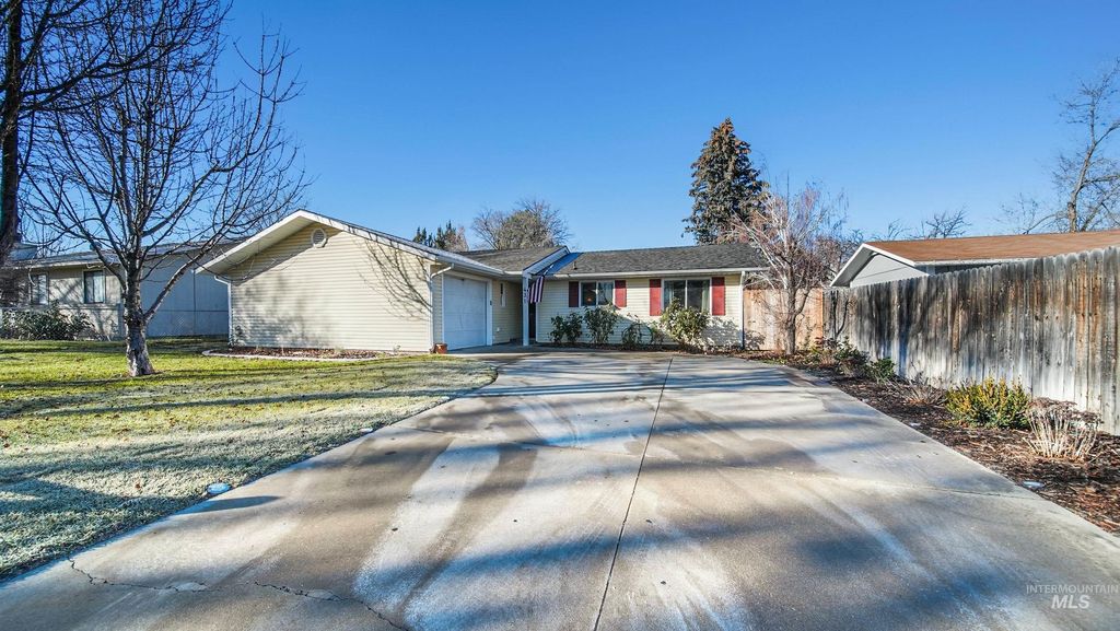 Photo of 431 Buckingham Drive, Twin Falls, ID 83301 (MLS # 98972005)