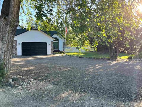 Photo of 710 Keogh Ln, Caldwell, ID 83607 (MLS # 98978355)
