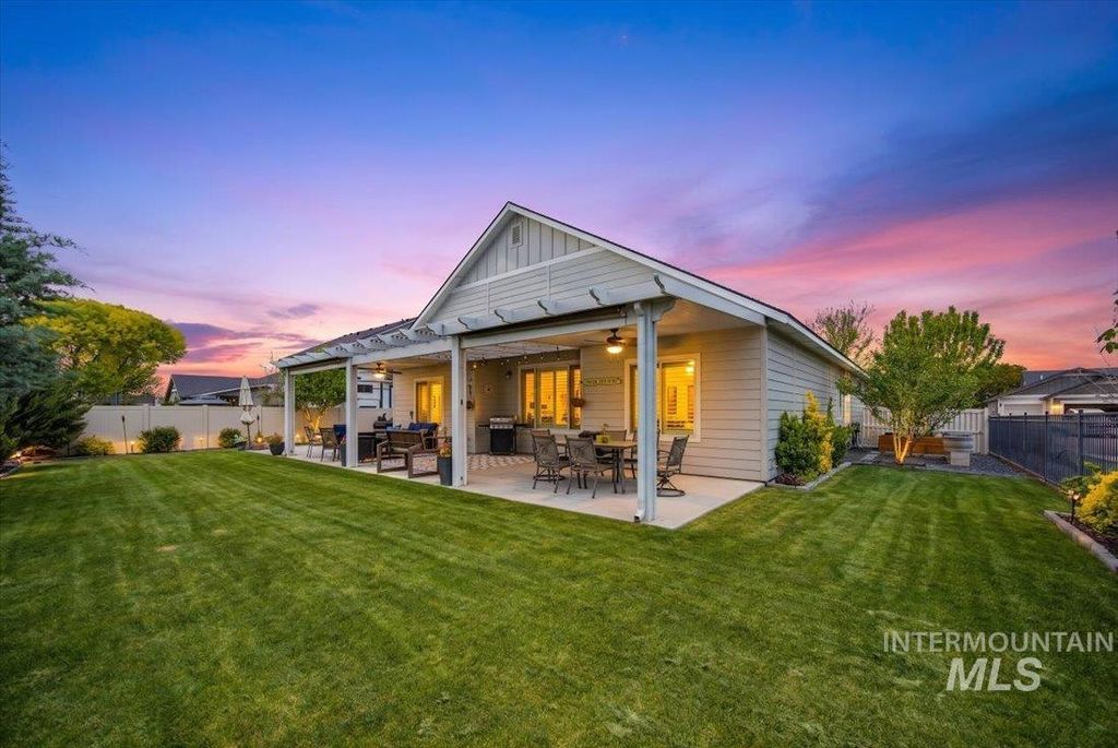 Photo of 15653 Bridgeton Ave, Caldwell, ID 83607 (MLS # 98984407)
