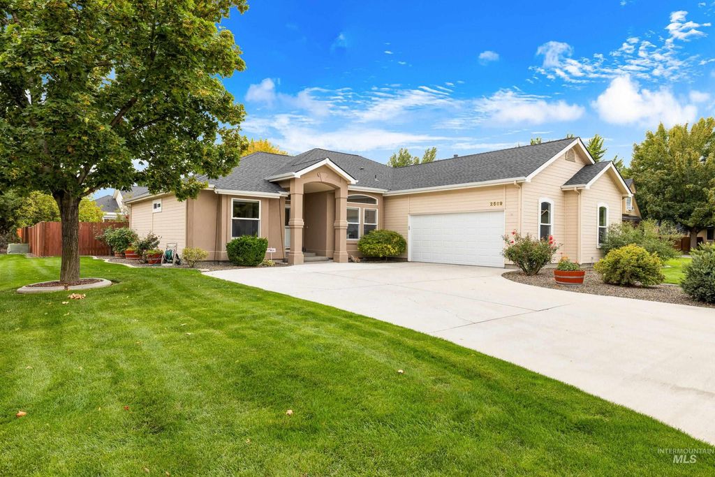 Photo of 2569 E Timbercreek Ct, Eagle, ID 83616 (MLS # 98963652)