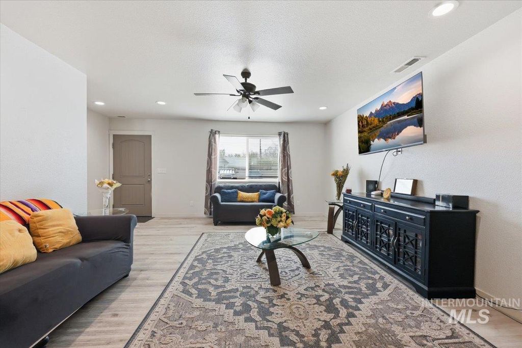 Photo of 126 E Ravenna Ln, Nampa, ID 83687 (MLS # 98982344)