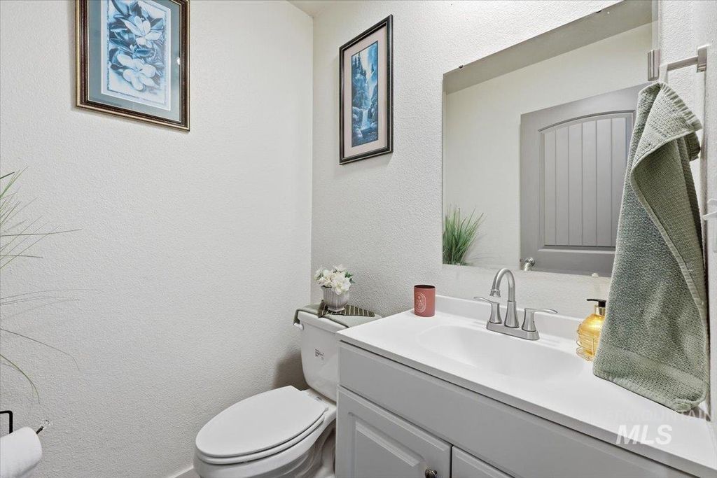 Photo of 126 E Ravenna Ln, Nampa, ID 83687 (MLS # 98982344)