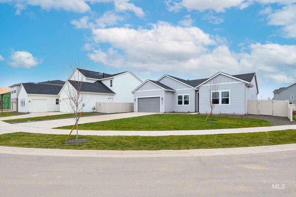 Photo of 5161 W River Oaks Dr, Meridian, ID 83646 (MLS # 98977005)