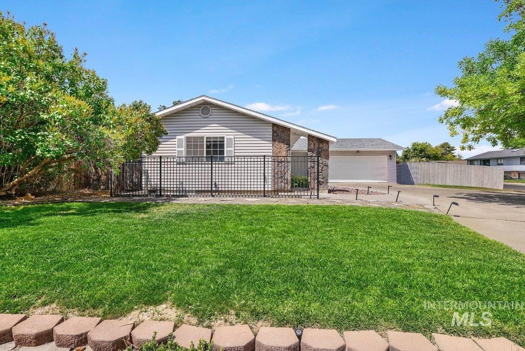 Photo of 1039 Blake St N St, Twin Falls, ID 83301 (MLS # 98955639)