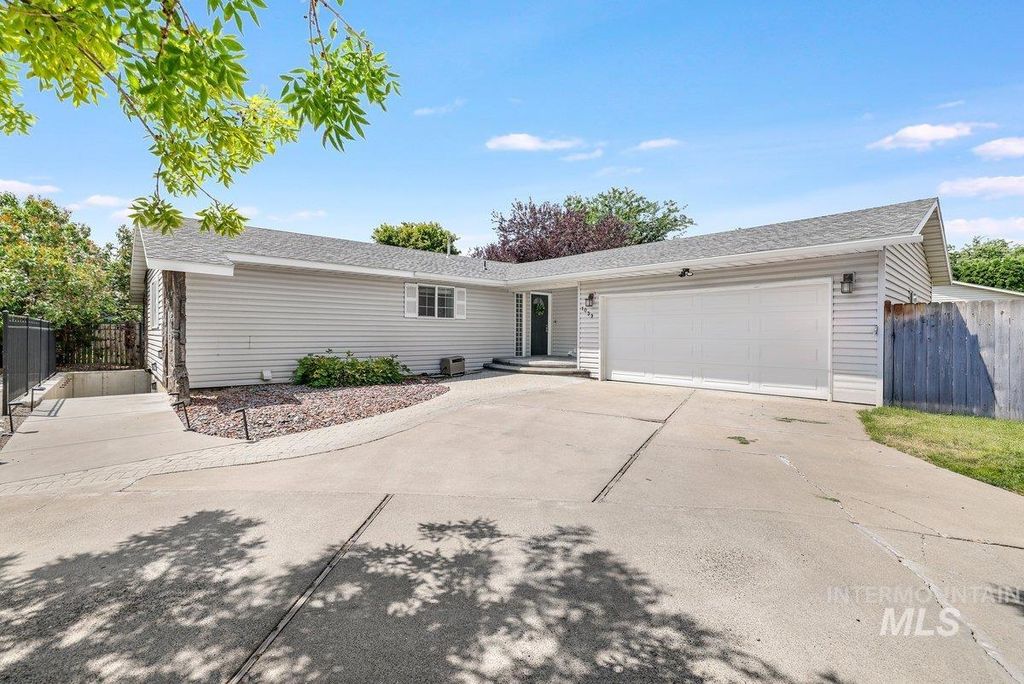 Photo of 1039 Blake St N St, Twin Falls, ID 83301 (MLS # 98955639)