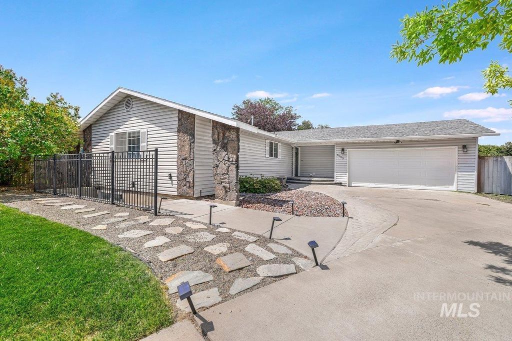 Photo of 1039 Blake St N St, Twin Falls, ID 83301 (MLS # 98955639)