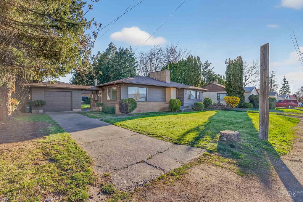 Photo of 712 Bryden Ave, Lewiston, ID 83501 (MLS # 98980004)