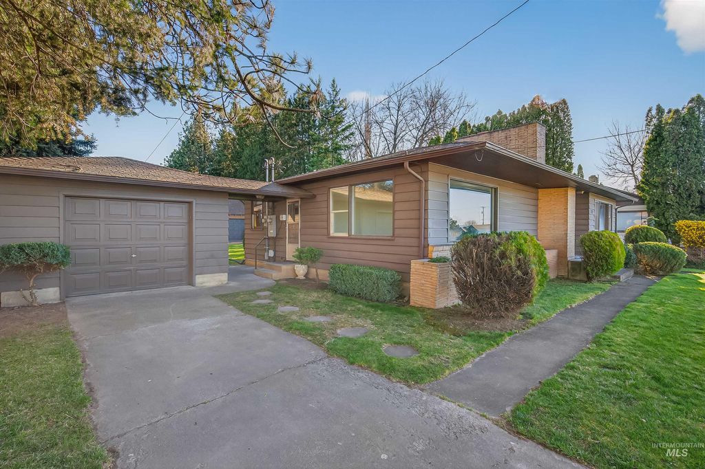 Photo of 712 Bryden Ave, Lewiston, ID 83501 (MLS # 98980004)