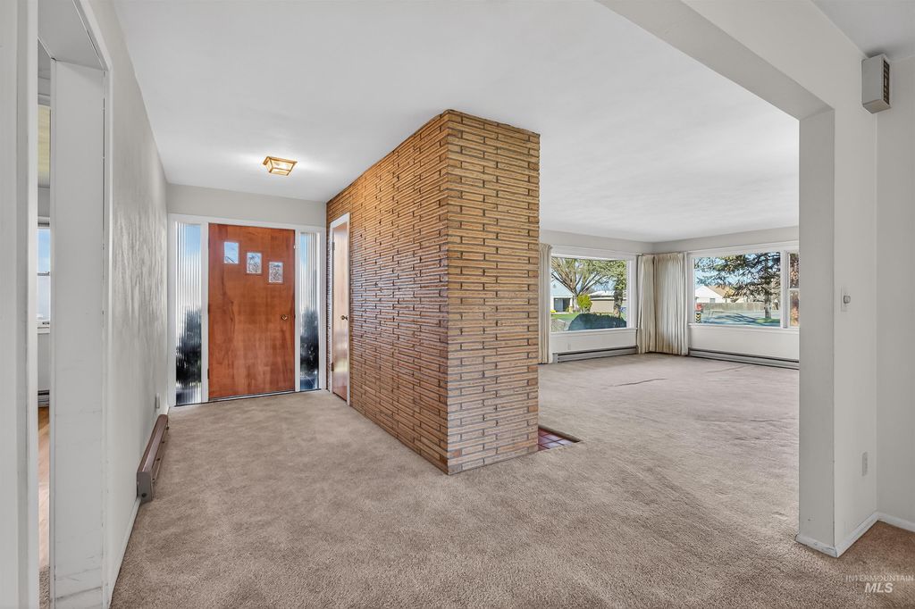 Photo of 712 Bryden Ave, Lewiston, ID 83501 (MLS # 98980004)