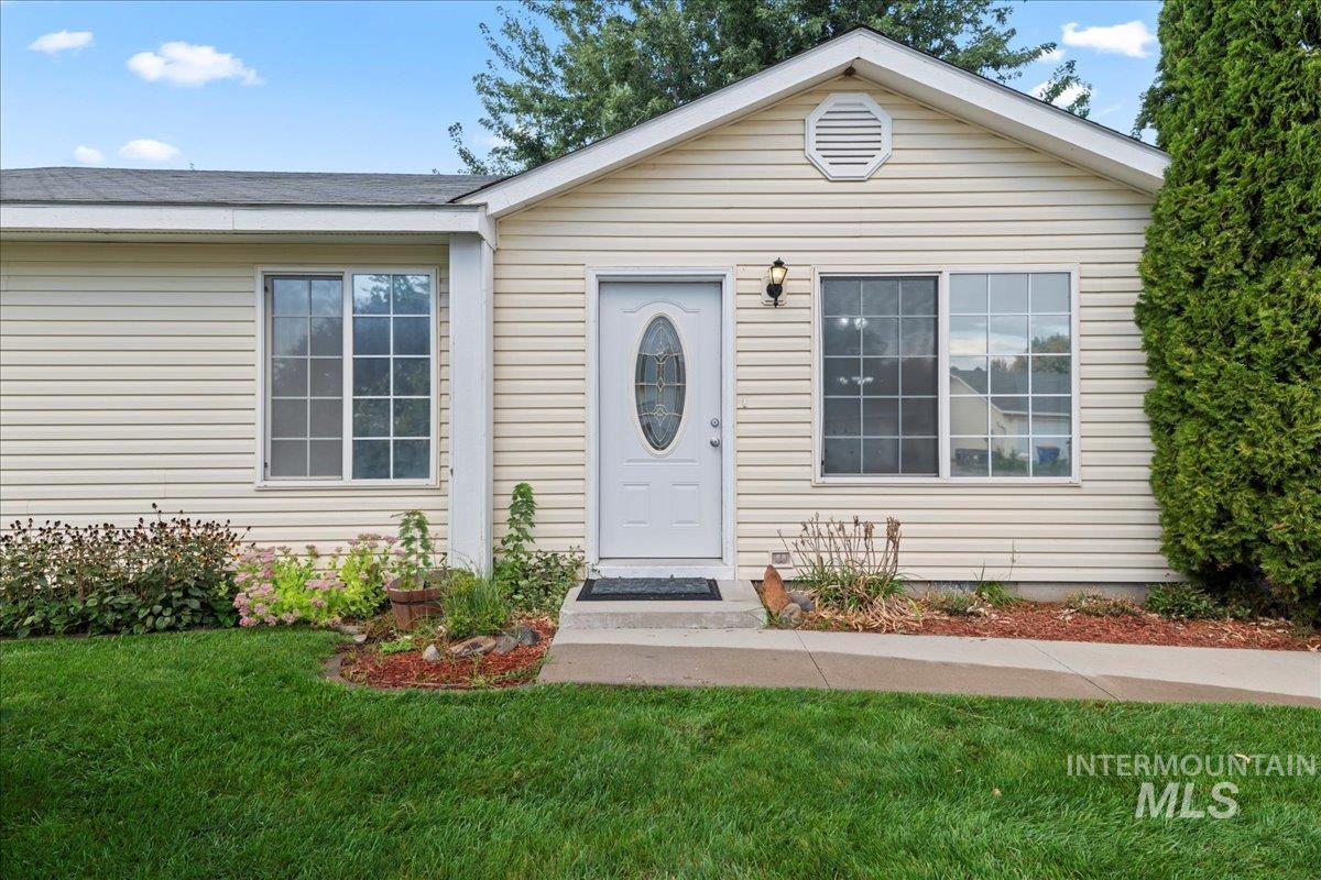 View of front facade featuring a front lawn