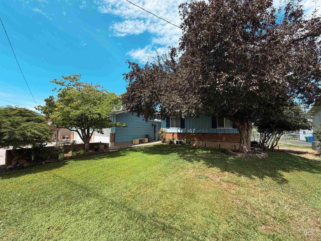 Photo of 409 Linden Dr, Lewiston, ID 83501 (MLS # 98993913)
