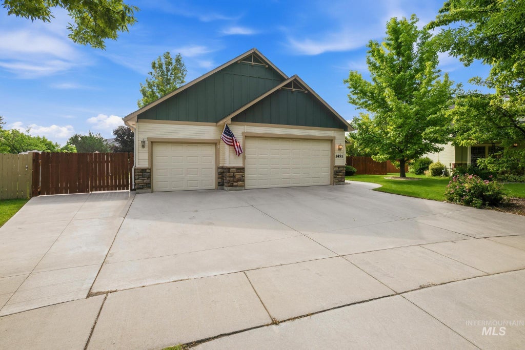 Photo of 1491 S Millstream Ct, Nampa, ID 83686 (MLS # 98991994)