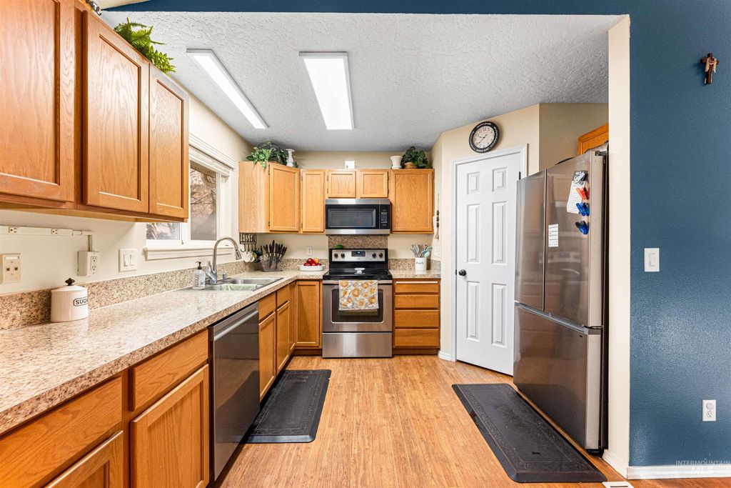 Photo of 716 E Maryland Ave, Nampa, ID 83686 (MLS # 98974009)