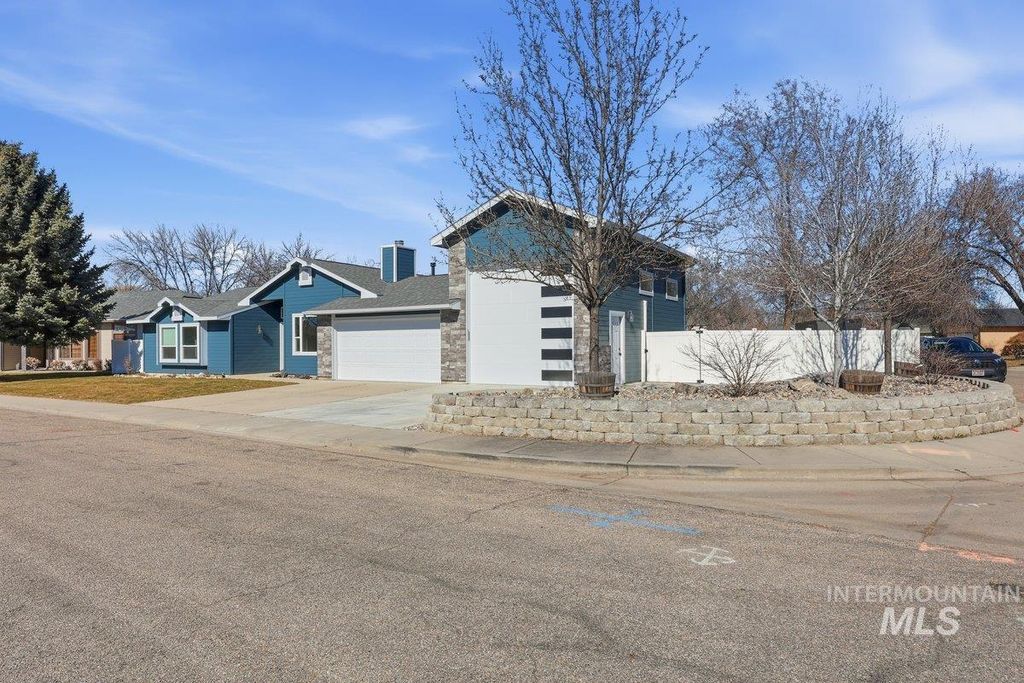 Photo of 9290 W Halstead Dr, Boise, ID 83704 (MLS # 98976047)