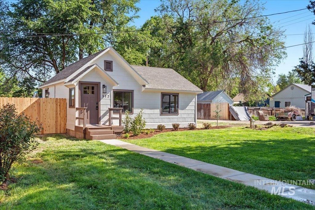 Photo of 312 Sherman AVE, Nampa, ID 83651 (MLS # 98986139)