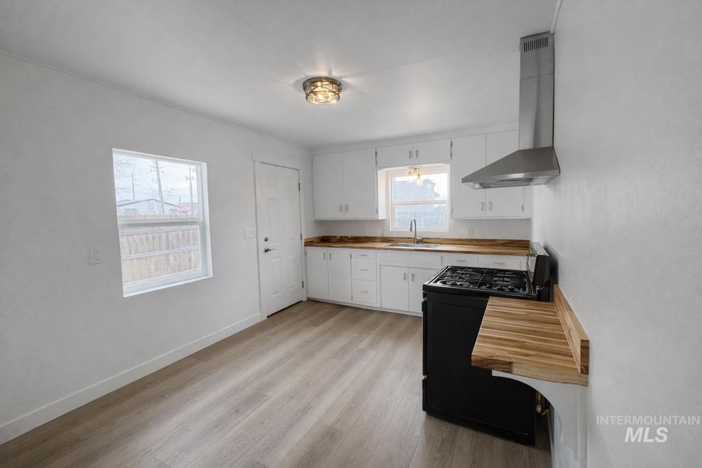 Photo of 2 E Bates Ave, Parma, ID 83660 (MLS # 98978229)