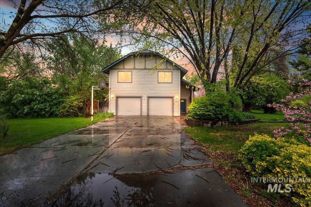 Photo of 823 W Hialeah Dr, Eagle, ID 83616 (MLS # 98983479)