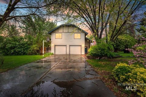 Photo of 832 W Hialeah Dr, Eagle, ID 83616 (MLS # 98983479)