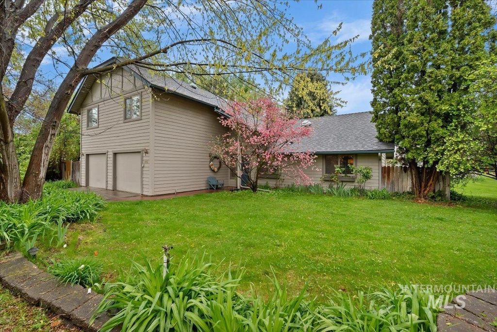 Photo of 823 W Hialeah Dr, Eagle, ID 83616 (MLS # 98983479)