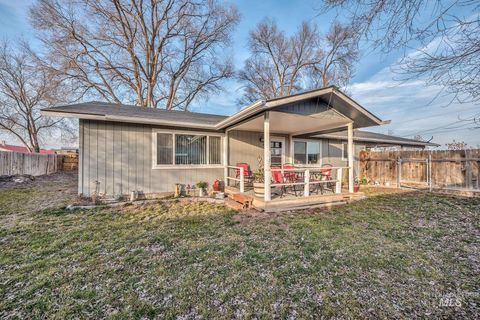 Photo of 1394 Morton St, Vale, OR 97918 (MLS # 98974041)