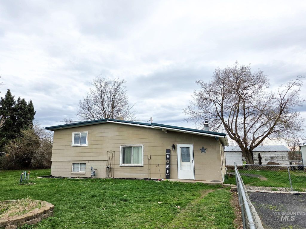 Photo of 1532 Hemlock Ave, Lewiston, ID 83501 (MLS # 98980003)