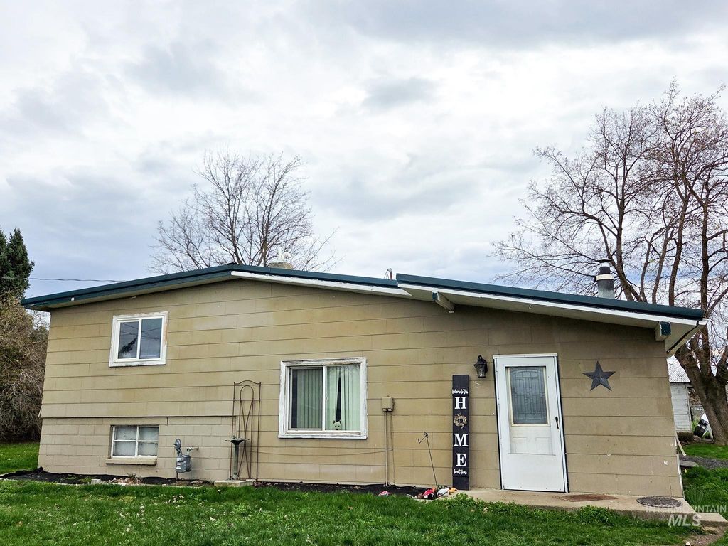 Photo of 1532 Hemlock Ave, Lewiston, ID 83501 (MLS # 98980003)