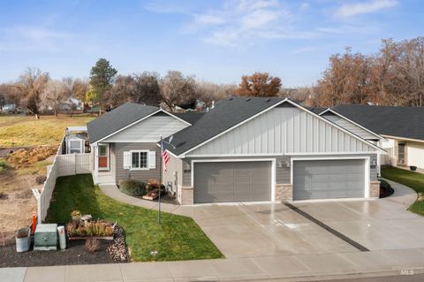 Photo of 805 N 14th St, Payette, ID 83661 (MLS # 98957358)