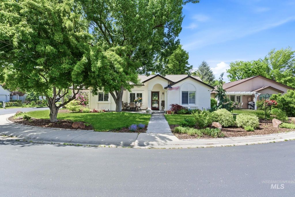 Photo of 5562 Beachfront Lane, Boise, ID 83703 (MLS # 98986564)