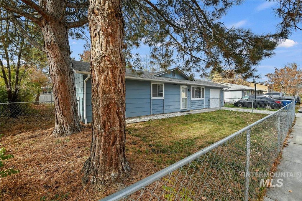 Photo of 911 N La Cresta Ave, Caldwell, ID 83605 (MLS # 98968960)