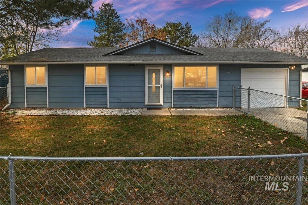 Photo of 911 N La Cresta Ave, Caldwell, ID 83605 (MLS # 98968960)