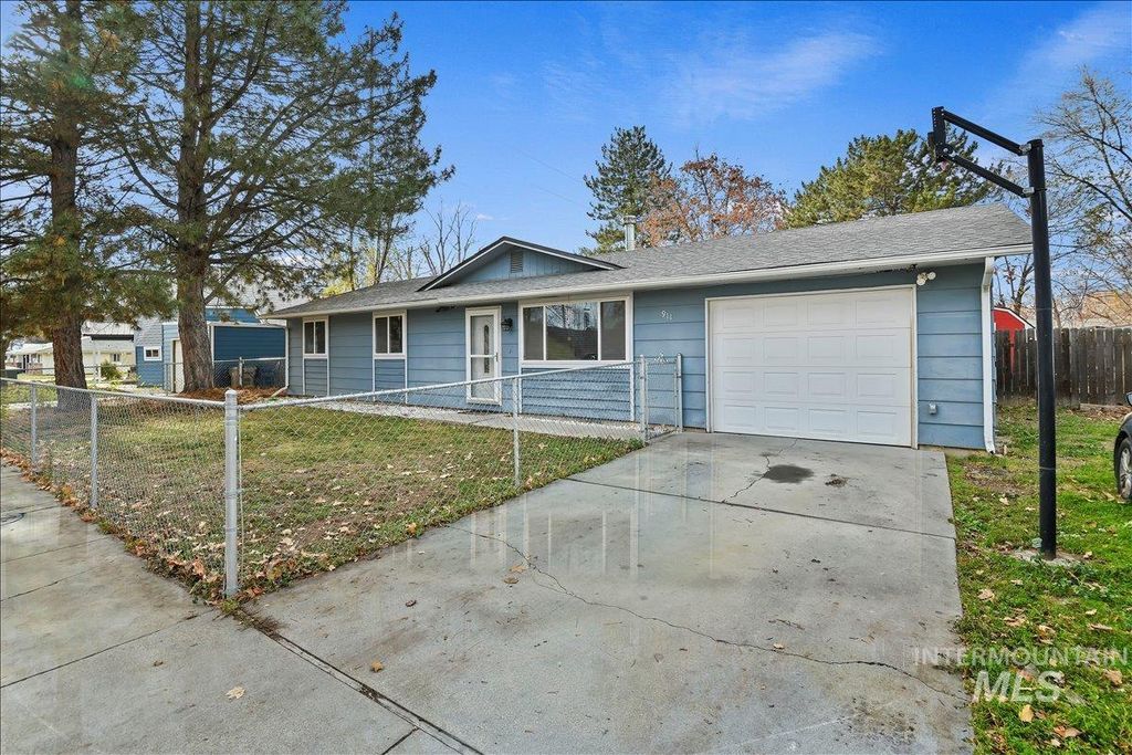 Photo of 911 N La Cresta Ave, Caldwell, ID 83605 (MLS # 98968960)