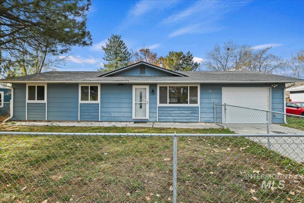 Photo of 911 N La Cresta Ave, Caldwell, ID 83605 (MLS # 98968960)