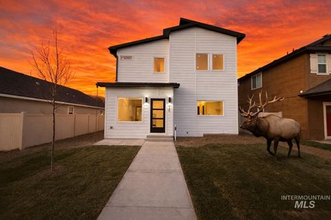 Photo of 144 Dovetail Drive, Horseshoe Bend, ID 83629 (MLS # 98969459)