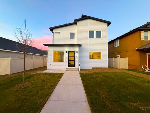 Photo of 144 Dovetail Drive, Horseshoe Bend, ID 83629 (MLS # 98969459)