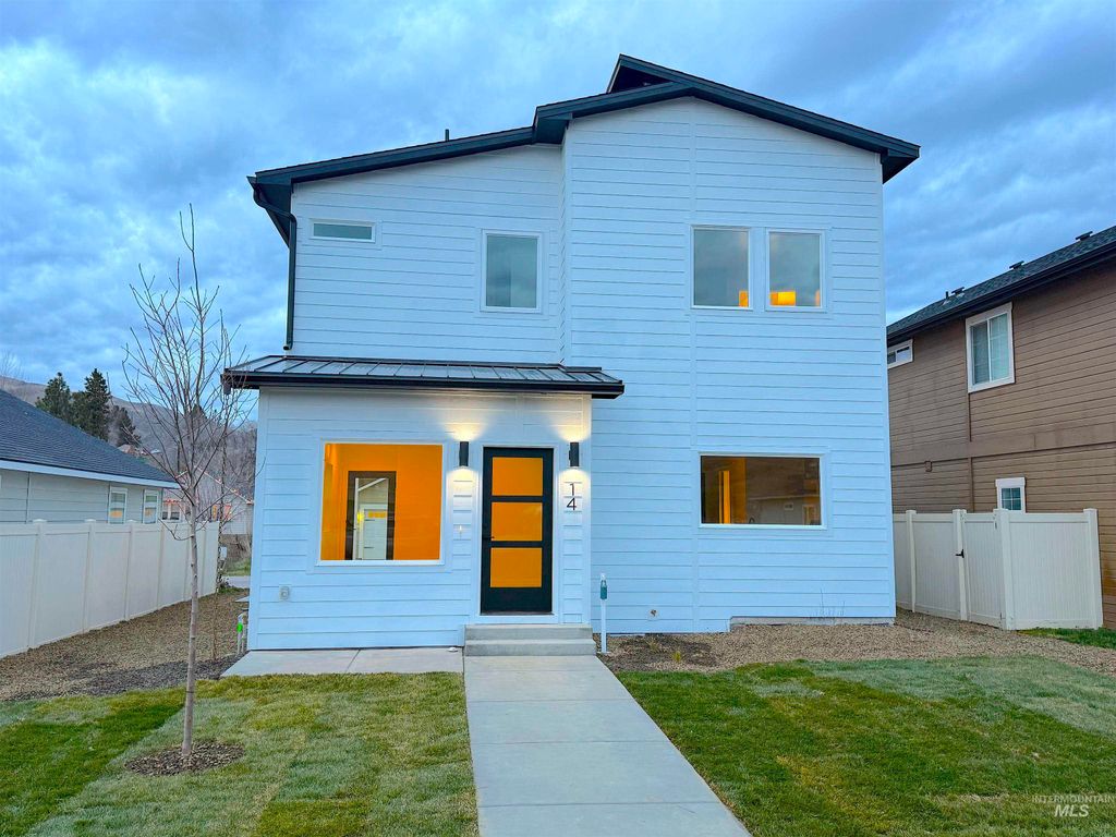 Photo of 144 Dovetail Drive, Horseshoe Bend, ID 83629 (MLS # 98969459)