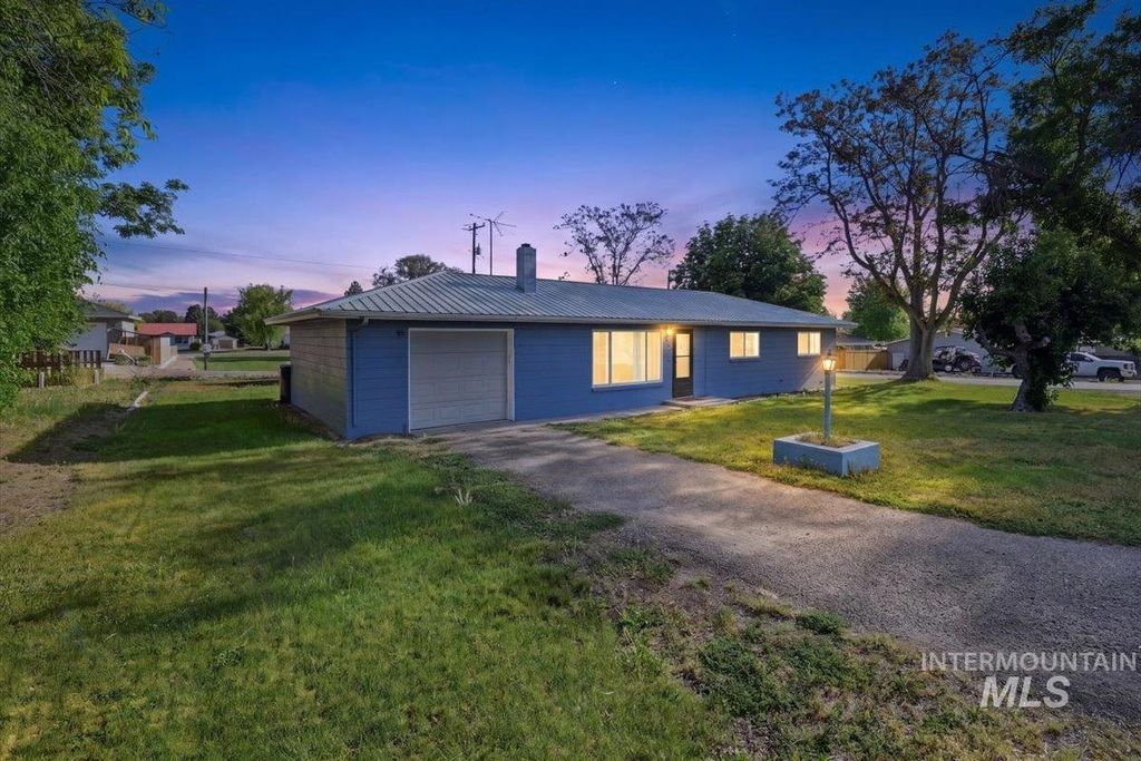 Photo of 404 Motzko St, Marsing, ID 83639 (MLS # 98985450)