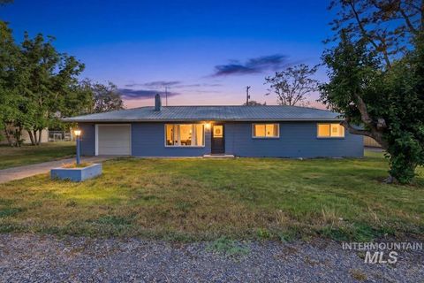 Photo of 404 Motzko St, Marsing, ID 83639 (MLS # 98985450)