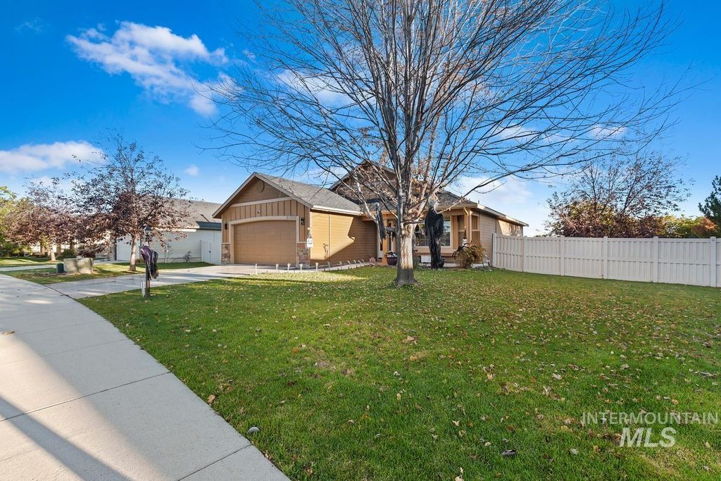 Photo of 2500 SW Burleywood Path, Kuna, ID 83634 (MLS # 98965429)