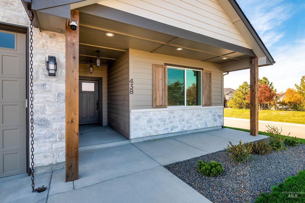 Photo of 438 E Elaine Ct, Nampa, ID 83686 (MLS # 98973979)