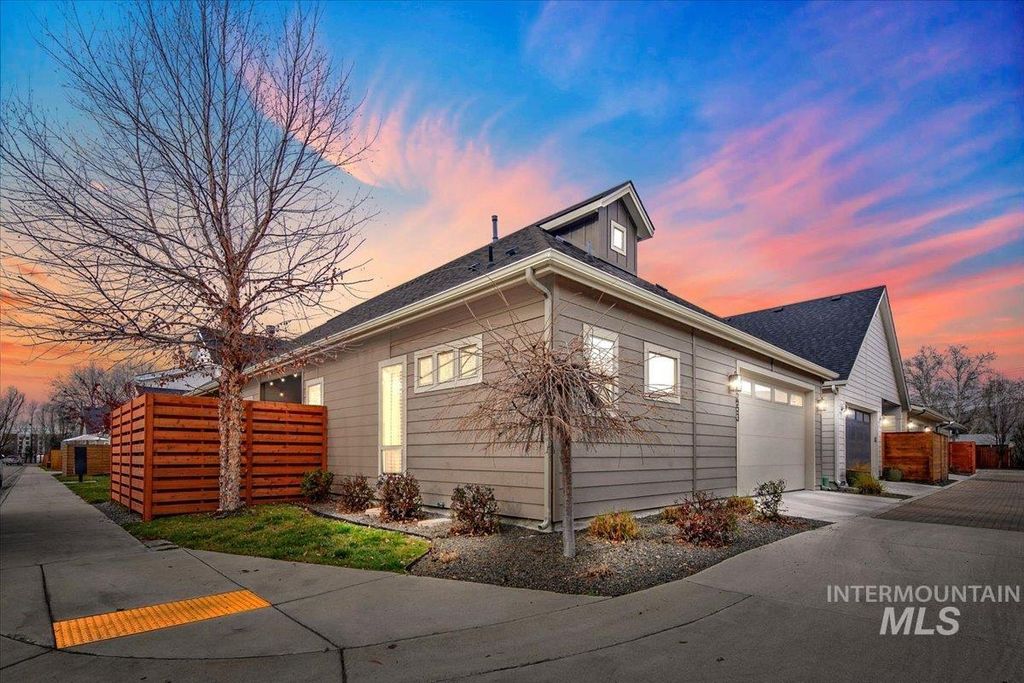 Photo of 2453 N Birchgrove Ln, Boise, ID 83703 (MLS # 98970005)