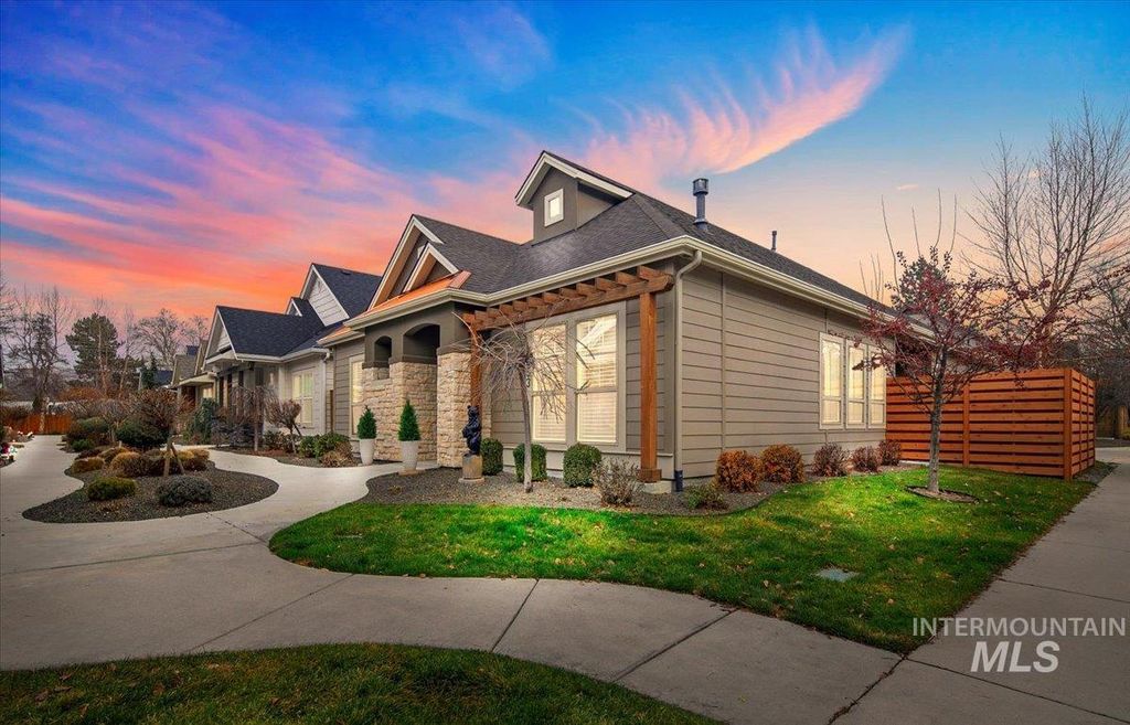 Photo of 2453 N Birchgrove Ln, Boise, ID 83703 (MLS # 98970005)