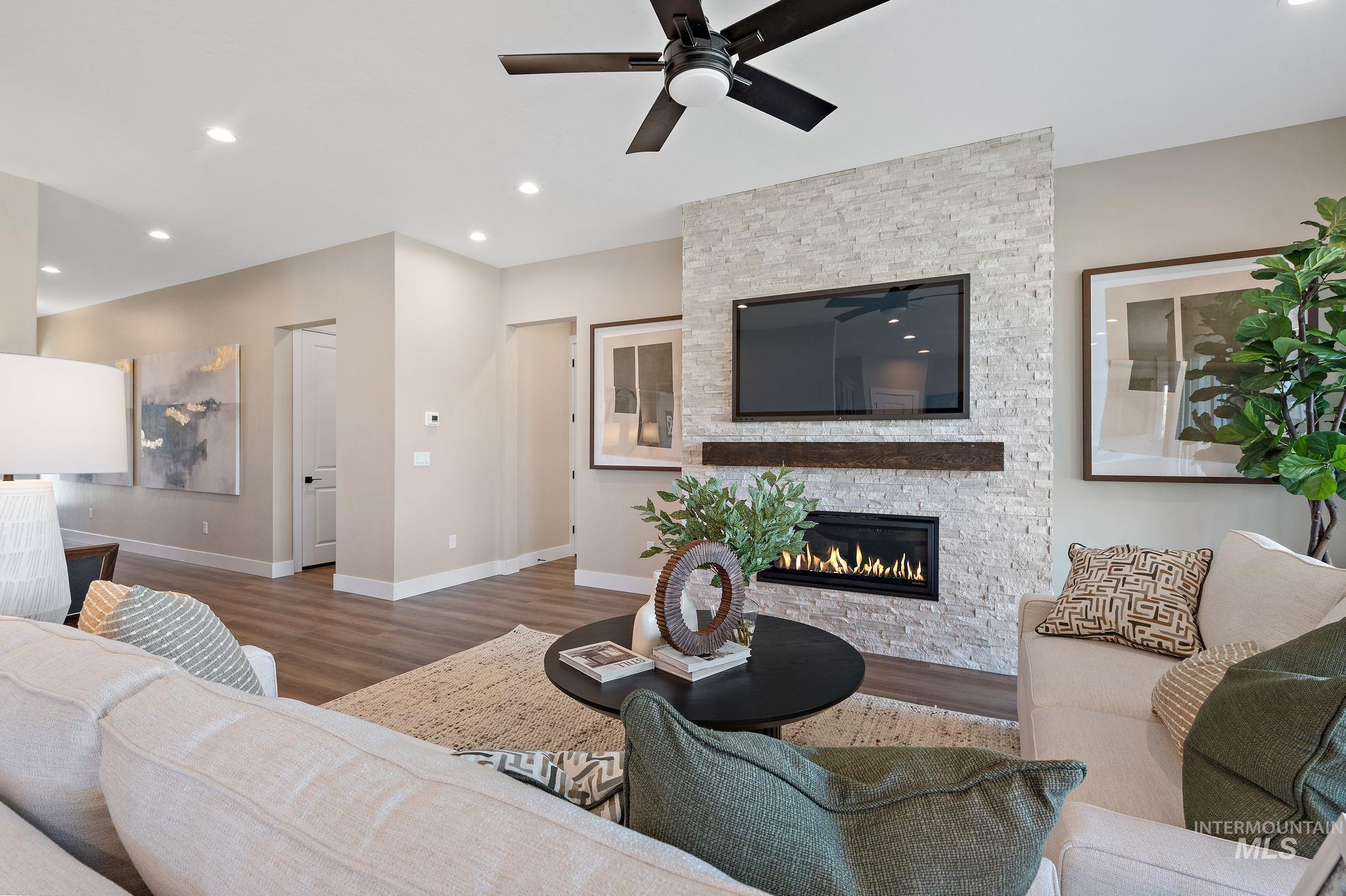 882 N Falling Water Way