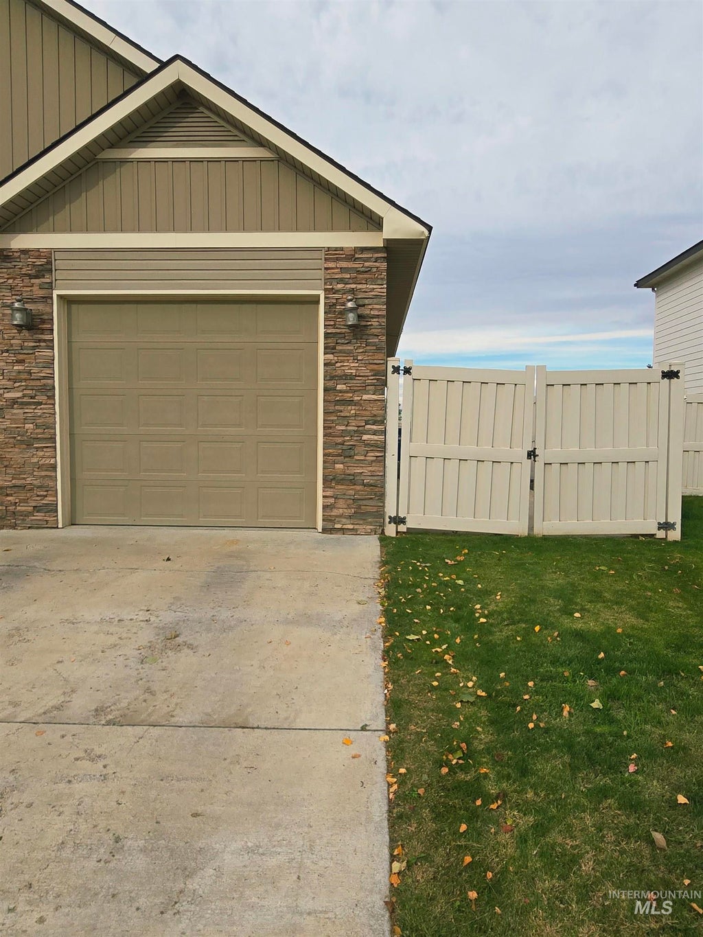 Photo of 1633 Hickory Ave, Fruitland, ID 83619 (MLS # 99001918)